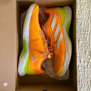 New in Box Adidas Avacourt women’s size 10